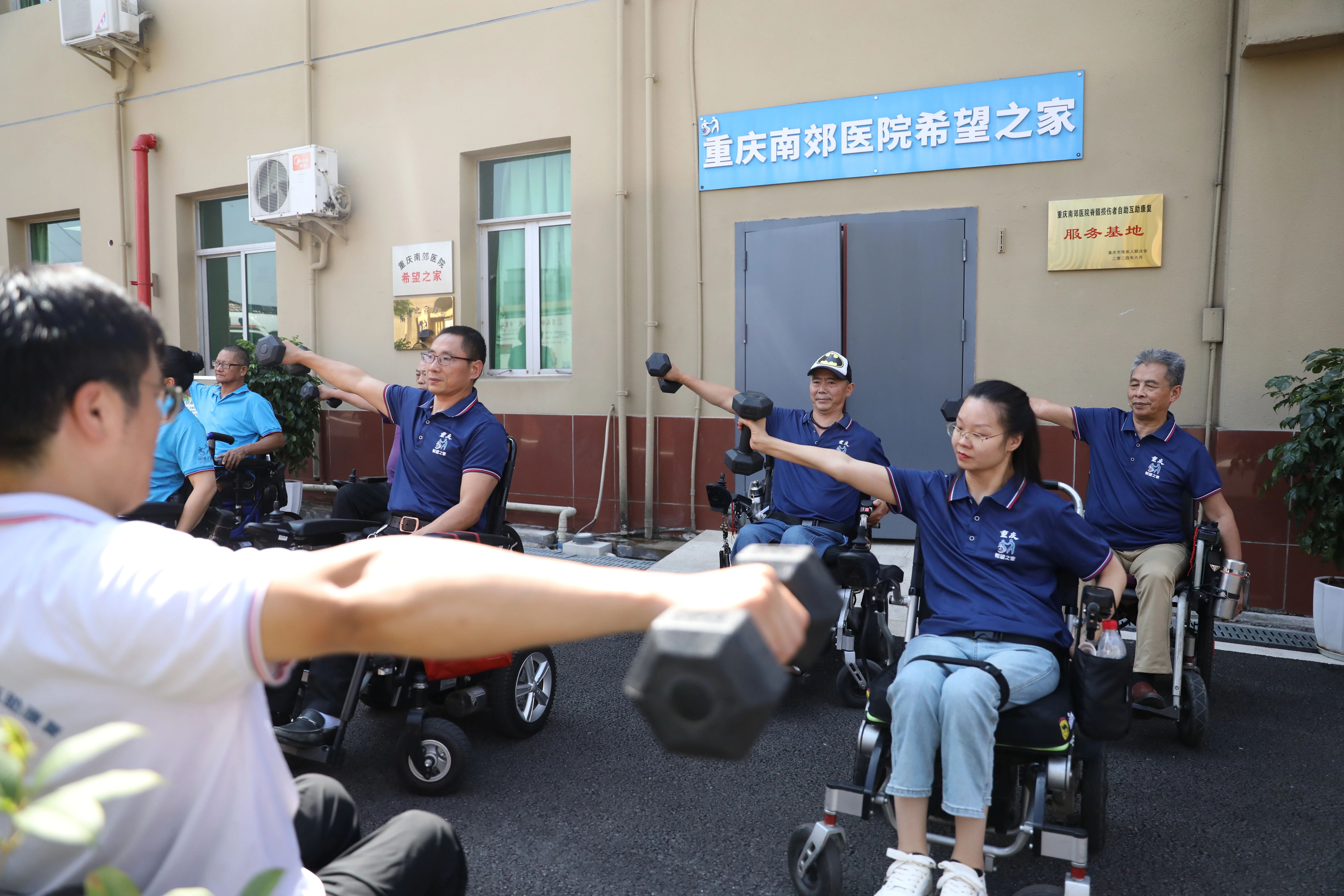 图为2024年脊髓损伤者自助互助康复服务师资培训班上肢力量训练现场